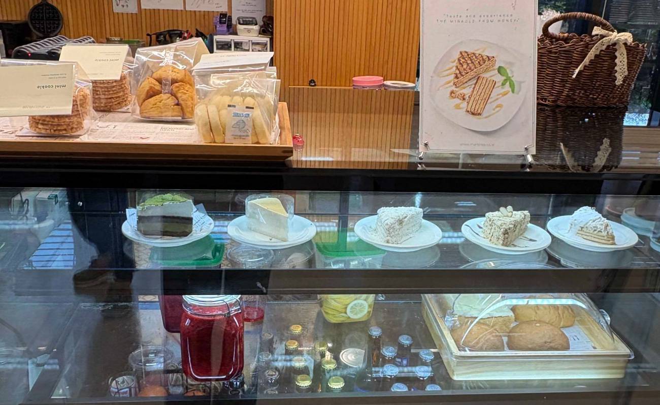 카운터의 쿠키와 스콘, 진열장의 조각 케이크