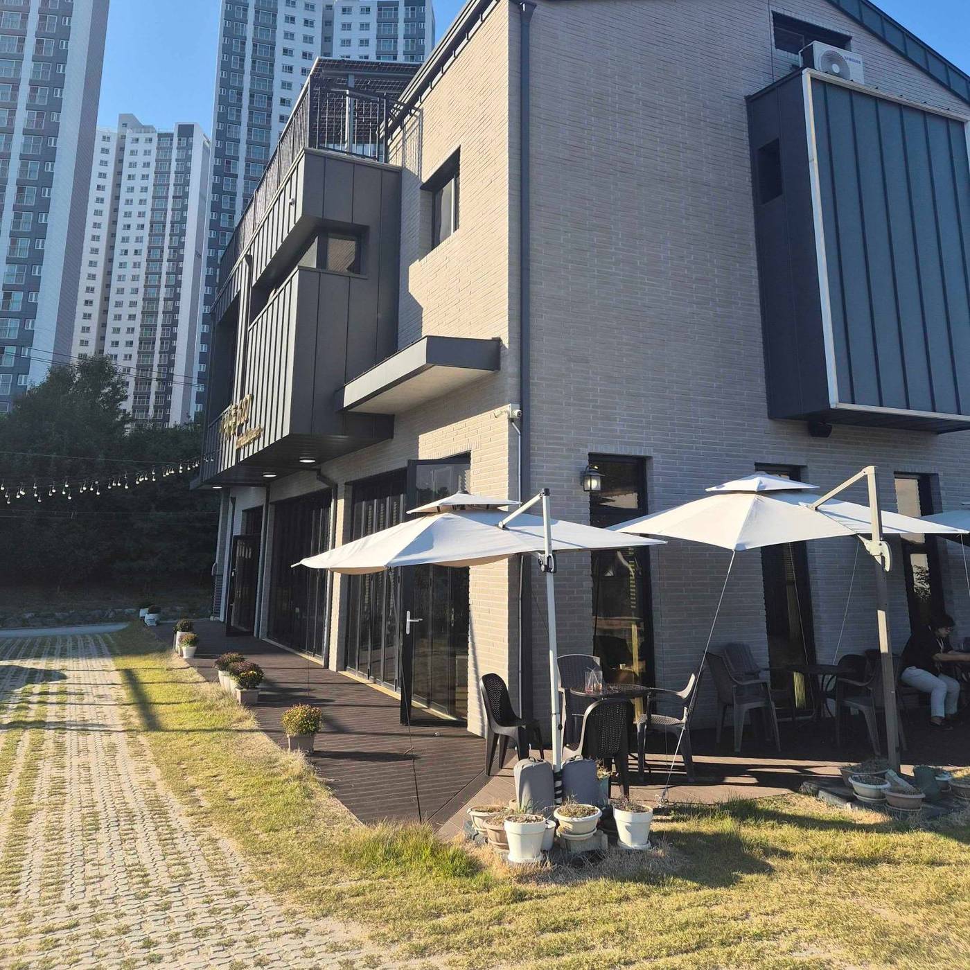 파라솔을 둔 바깥 자리